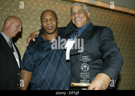 Sep 16, 2006; Las Vegas, NV, USA; Ehemaligen WBC-Schwergewichts-Champion MIKE TYSON (L) stellt mit ehemaligen Boxer ALEX 'The Bown Bomber' RAMOS (R), die eine herausragende Beitrag im Luxor Hotel & Casino in Las Vegas, Nevada für die 2006 Amerika Verband der professionellen Ringside Ärzte (AAPRP) Awards Dinner ausgezeichnet. Obligatorische Credit: Foto von Mary Ann Owen/ZUMA Press. (©) Co Stockfoto