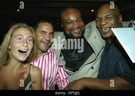 Sep 16, 2006; Las Vegas, NV, USA; Eine nicht identifizierte Boxfan (L) posiert mit drei Champs JEFF FENECH (rot-weiß Shirt) EDDIE MUSTAFA MUHAMMAD (Mitte) und Ex-Schwergewichts-WBC-Weltmeister MIKE TYSON (R) im Luxor Hotel & Casino in Las Vegas, Nevada für die 2006 Amerika Verband der professionellen Ringside Ärzte (AAPRP) Awards Dinner. Obligatorische Credit: Foto von Maria A Stockfoto