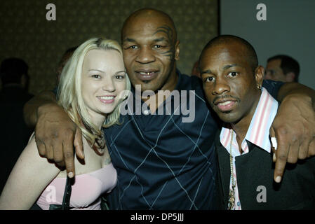 Sep 16, 2006; Las Vegas, NV, USA; DAWN KELLEY (L) mit Ehemann ehemaligen Champ KEVIN KELLEY R) und Schwergewichts-WBC World Champ MIKE TYSON (Mitte) im Luxor Hotel & Casino in Las Vegas, Nevada für die 2006 Amerika Verband der professionellen Ringside Ärzte (AAPRP) Awards Dinner. Obligatorische Credit: Foto von Mary Ann Owen/ZUMA Press. (©) Copyright 2006 von Mary Ann Owen Stockfoto