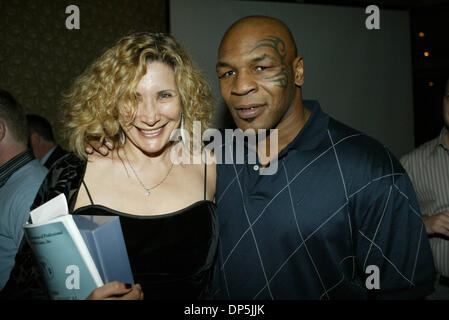 Sep 16, 2006; Las Vegas, NV, USA; JILL DIAMOND (L) Vertreter der Womens WBC & NABF Boxing Organization, posiert mit ehemaligen Schwergewicht WBC World Champ MIKE TYSON im Luxor Hotel & Casino in Las Vegas, Nevada abends Amerika Verband der professionellen Ringside Ärzte (AAPRP) Awards 2006. Obligatorische Credit: Foto von Mary Ann Owen/ZUMA Press. (©) Copyright 2006 von Ma Stockfoto