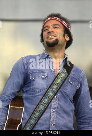 Sep 17, 2006; Austin, TX, USA; BEN HARPER & The Innocent Criminals Durchführung lebt in Austin City Limits Music Festival 2006. Obligatorische Credit: Foto von Jerome Brunet/ZUMA Press. (©) Copyright 2006 von Jerome Brunet Stockfoto