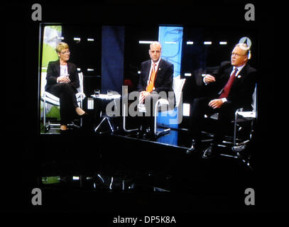 Sep 18, 2006; Stockholm, Schweden; TV4 Screenshot des Ministerpräsidenten-Kandidaten von links nach rechts: MAUD OLOFSSON, der Zentrumspartei, FREDRIK REINFELDT von der Moderaten Sammlungspartei und GORAN PERSSON, amtierende Ministerpräsident von der Sozialdemokratischen Partei während der Debatte in Schweden ausgestrahlt. Reinfeldt hat Arbeit begonnen, über die Bildung einer Koalitionsregierung in Schweden auf heute nach Beendigung der 12 Jahre Stockfoto