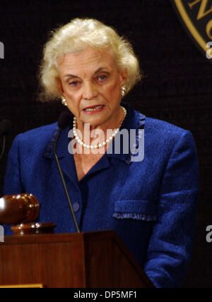 Sep 19, 2006; Greensboro, NC, USA; Vereinigte Staaten Höchstes Gericht Gerechtigkeit SANDRA DAY O'CONNOR, die am Obersten Gerichtshof von 1981 bis 2006 saß im Ruhestand und wurde die erste Frau ernannt, um das Gericht. Justice O'Connor sprach und widmet der Elon University Law School, die gerade in der Innenstadt von Greensboro eröffnet.  Obligatorische Credit: Foto von Jason Moore/ZUMA Press. (©) Copyright 2006 von Jason Mo Stockfoto