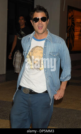 Sep 20, 2006; New York, NY, USA; JOHNNY KNOXVILLE fährt MTV Studios nach seiner taping "TRL". Obligatorische Credit: Foto von Dan Herrick/ZUMA KPA. (©) Copyright 2006 von Dan Herrick Stockfoto