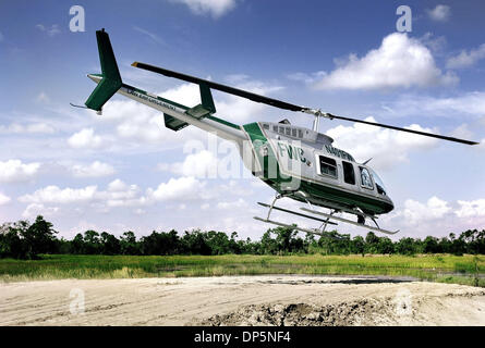 Sep 20, 2006; West Palm Beach, FL, USA;  Lt. Joe Martyna, eine Luftfahrt-Supervisor mit der Zustand von Florida Fish and Wildlife Conservation Commission, startet mit "Nighthawk", der neue Bell 206 Hubschrauber ausgestattet mit Forward Looking Infrarot-Radar (FLIR)-Technologie, Laser gezielt und video Downlink-Fähigkeit, die FWC Offiziere in Such-und Rettungsmissionen hilft und Stockfoto