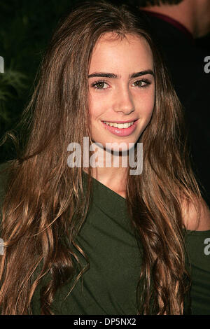 Sep 20, 2006; West Hollywood, Kalifornien, USA; LILY COLLINS Ankunft auf der Feier Party für die Teen Vogue Young Hollywood Ausgabe im Sunset Tower Hotel in West Hollywood, CA. obligatorische Kredit statt: Foto von Jerome Ware/ZUMA Press. (©) Copyright 2006 von Jerome Ware Stockfoto