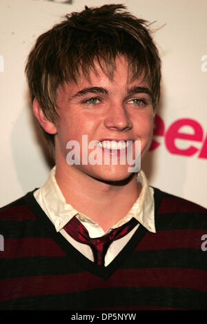 Sep 20, 2006; West Hollywood, Kalifornien, USA; JESSE MCCARTNEY Ankunft auf der Feier Party für die Teen Vogue Young Hollywood Ausgabe im Sunset Tower Hotel in West Hollywood, CA. obligatorische Kredit statt: Foto von Jerome Ware/ZUMA Press. (©) Copyright 2006 von Jerome Ware Stockfoto