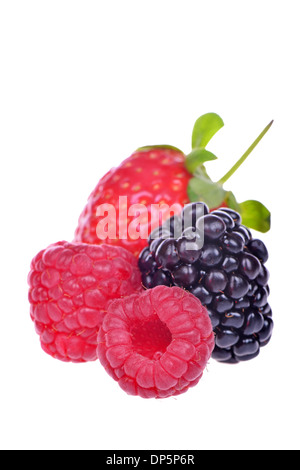 Nahaufnahme von sortierten frische Beeren isoliert auf weißem Hintergrund Stockfoto
