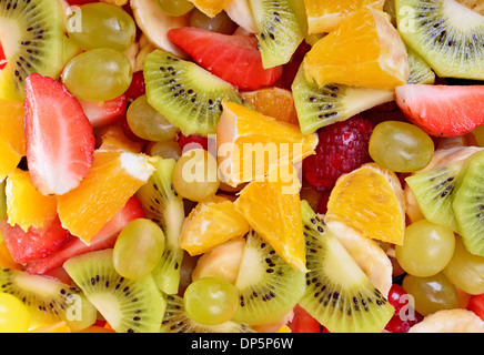 Draufsicht auf einen Obstsalat mit Orangen, Kiwi, Heidelbeeren, Erdbeeren und Pfirsichen Stockfoto