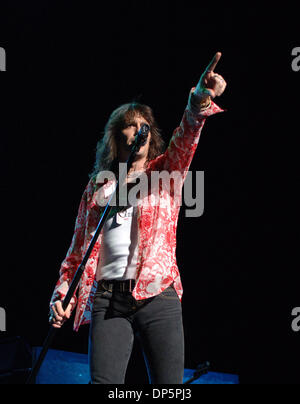 Sep 21, 2006; Virginia Beach, Virginia, USA; Auswärtige setzt die Uhr zurück in die 70er Jahre mit ihren riesigen Katalog von Treffern im Verizon Virginia Beach Amphitheater in Virginia Beach, Virginia. Obligatorische Credit: Foto von Jeff Moore/ZUMA Press. (©) Copyright 2006 von Jeff Moore Stockfoto