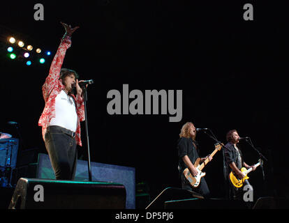 Sep 21, 2006; Virginia Beach, Virginia, USA; Auswärtige setzt die Uhr zurück in die 70er Jahre mit ihren riesigen Katalog von Treffern im Verizon Virginia Beach Amphitheater in Virginia Beach, Virginia.  Obligatorische Credit: Foto von Jeff Moore/ZUMA Press. (©) Copyright 2006 von Jeff Moore Stockfoto