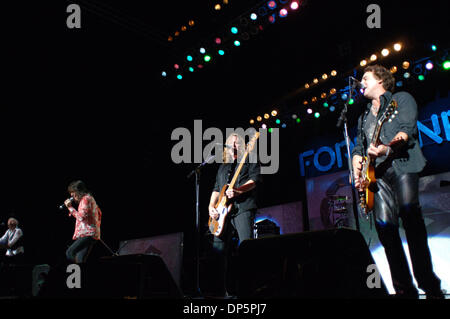 Sep 21, 2006; Virginia Beach, Virginia, USA; Auswärtige setzt die Uhr zurück in die 70er Jahre mit ihren riesigen Katalog von Treffern im Verizon Virginia Beach Amphitheater in Virginia Beach, Virginia. Obligatorische Credit: Foto von Jeff Moore/ZUMA Press. (©) Copyright 2006 von Jeff Moore Stockfoto