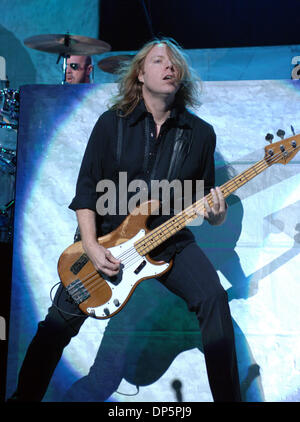 Sep 21, 2006; Virginia Beach, Virginia, USA; Auswärtige setzt die Uhr zurück in die 70er Jahre mit ihren riesigen Katalog von Treffern im Verizon Virginia Beach Amphitheater in Virginia Beach, Virginia.  Obligatorische Credit: Foto von Jeff Moore/ZUMA Press. (©) Copyright 2006 von Jeff Moore Stockfoto