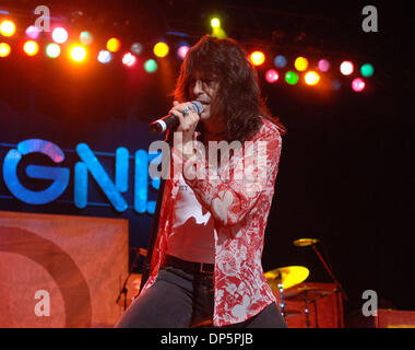 Sep 21, 2006; Virginia Beach, Virginia, USA; Auswärtige setzt die Uhr zurück in die 70er Jahre mit ihren riesigen Katalog von Treffern im Verizon Virginia Beach Amphitheater in Virginia Beach, Virginia.  Obligatorische Credit: Foto von Jeff Moore/ZUMA Press. (©) Copyright 2006 von Jeff Moore Stockfoto