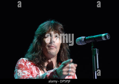 Sep 21, 2006; Virginia Beach, Virginia, USA; Auswärtige setzt die Uhr zurück in die 70er Jahre mit ihren riesigen Katalog von Treffern im Verizon Virginia Beach Amphitheater in Virginia Beach, Virginia. Obligatorische Credit: Foto von Jeff Moore/ZUMA Press. (©) Copyright 2006 von Jeff Moore Stockfoto