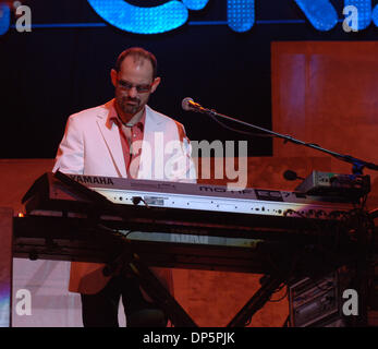 Sep 21, 2006; Virginia Beach, Virginia, USA; Auswärtige setzt die Uhr zurück in die 70er Jahre mit ihren riesigen Katalog von Treffern im Verizon Virginia Beach Amphitheater in Virginia Beach, Virginia.  Obligatorische Credit: Foto von Jeff Moore/ZUMA Press. (©) Copyright 2006 von Jeff Moore Stockfoto