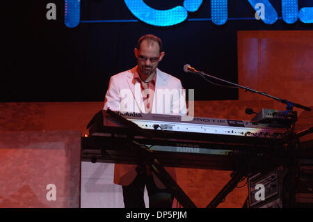 Sep 21, 2006; Virginia Beach, Virginia, USA; Auswärtige setzt die Uhr zurück in die 70er Jahre mit ihren riesigen Katalog von Treffern im Verizon Virginia Beach Amphitheater in Virginia Beach, Virginia. Obligatorische Credit: Foto von Jeff Moore/ZUMA Press. (©) Copyright 2006 von Jeff Moore Stockfoto