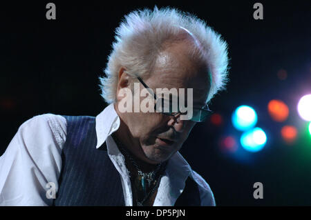 Sep 21, 2006; Virginia Beach, Virginia, USA; Auswärtige setzt die Uhr zurück in die 70er Jahre mit ihren riesigen Katalog von Treffern im Verizon Virginia Beach Amphitheater in Virginia Beach, Virginia. Obligatorische Credit: Foto von Jeff Moore/ZUMA Press. (©) Copyright 2006 von Jeff Moore Stockfoto