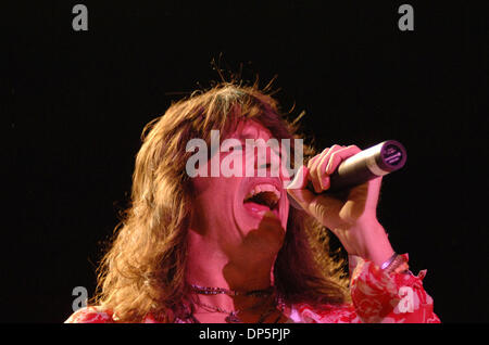 Sep 21, 2006; Virginia Beach, Virginia, USA; Auswärtige setzt die Uhr zurück in die 70er Jahre mit ihren riesigen Katalog von Treffern im Verizon Virginia Beach Amphitheater in Virginia Beach, Virginia. Obligatorische Credit: Foto von Jeff Moore/ZUMA Press. (©) Copyright 2006 von Jeff Moore Stockfoto