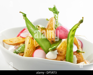 Nahaufnahme von köstlichen Kartoffelsalat mit Radieschen und Zucker Druckknöpfen Stockfoto