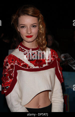 London, UK, 7. Januar 2014. Dakota Blue Richards kommt für den Cirque Du Soleil: Quidam in London Stockfoto