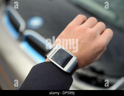 Las Vegas, USA. 7. Januar 2014. Ein Samsung Galaxy Getriebe Smart Watch auf dem Display auf der Consumer Electronics show CES 2014 in Las Vegas, USA, 7. Januar 2014. Die Messe läuft vom 07 Januar bis 10. Januar 2014. Foto: Britta Pedersen/Dpa/Alamy Live News Stockfoto