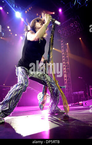 Sep 23, 2006; Camden, New Jersey, USA; STEVEN TYLER, Lead-Sänger von Aerosmith, führt in der Mitte der Hochtöner in Camden, New Jersey. Obligatorische Credit: Foto von Brooks Smothers/ZUMA Press. (©) Copyright 2006 von Brooks Smothers Stockfoto