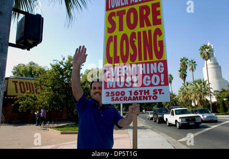 7. Oktober 2006; Sacramento, Kalifornien, USA; John McMullin, arbeitet für DC Media, ein Zeichen Aktionen Unternehmen, Wellen für den Verkehr während der mit einem Schild kündigt die Schließung von Tower Records, Videothek und Buchhandlung am 16. und Broadway in Sacramento, Samstag, 7. Oktober 2006. Viele einheimische strömten in die Läden, in der Hoffnung, auf die Schließung auf Schlag Verkaufspreise. Obligatorische Credit: Foto von Lezlie Stockfoto