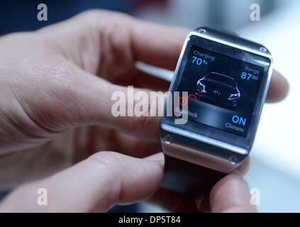 Las Vegas, USA. 7. Januar 2014. Die Samsung Galaxy Getriebe Smart Watch auf dem Display auf der Consumer Electronics show CES 2014 in Las Vegas, USA, 7. Januar 2014. Die Messe läuft vom 07 Januar bis 10. Januar 2014. Foto: Britta Pedersen/Dpa/Alamy Live News Stockfoto