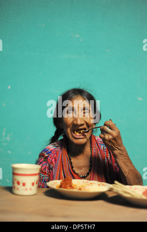 Guatemala Maya indigenen Senioren isst Mittagessen. Stockfoto