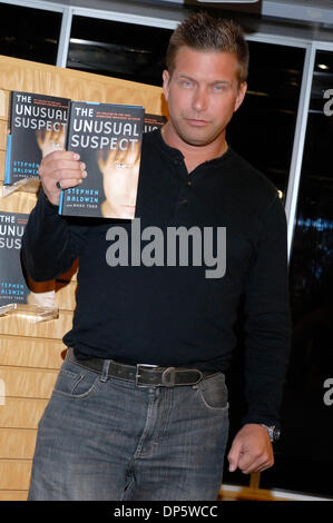 Sep 25, 2006; Los Angeles, Kalifornien, USA; Schauspieler STEPHEN BALDWIN unterschreibt Exemplare seines neuen Buches "Unusual Suspects: mein Aufruf an das Hardcore des Glaubens." Bekannt für seine ausgesprochenen Ansichten, nutzt Baldwin seine Berühmtheit nun seine Überzeugungen zu vertreten. Obligatorische Credit: Foto von Rob DeLorenzo/ZUMA Press. (©) Copyright 2006 by Rob DeLorenzo Stockfoto