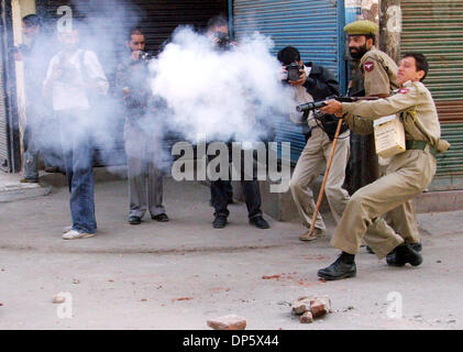 Sep 27, 2006; Srinagar, Kaschmir, Indien; Ein Polizist feuert Tränengas-Granaten auf Demonstranten in Srinagar, Sommer in der Hauptstadt des indischen Kaschmir verabreicht. Kaschmir ist ausgebrochen, an den Protesten am Mittwoch, nachdem ein indisches Gericht zum Tode verurteilt, Afzal Guroo, ein Geschäftsmann, der Kashmiri ausgesprochen für den Angriff auf das indische Parlament im Dezember 2001 beteiligt. Obligatorische Credit: Foto von Al Stockfoto