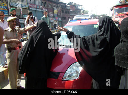 Sep 27, 2006; Srinagar, Kaschmir, Indien; Separatistische AktivistInnen versuchen, Vehiclular Bewegung in Srinagar zu blockieren, Sommer in der Hauptstadt des indischen Kaschmir verabreicht. Kaschmir ist ausgebrochen, an den Protesten am Mittwoch, nachdem ein indisches Gericht zum Tode verurteilt, Afzal Guroo, ein Geschäftsmann, der Kashmiri ausgesprochen für den Angriff auf das indische Parlament im Dezember 2001 beteiligt. Obligatorische Credit Stockfoto