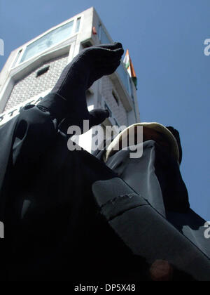 Sep 27, 2006; Srinagar, Kaschmir, Indien; Separatistischen Aktivistin Aasiya Andrabi befasst sich mit einer Protestdemonstration in Srinagar, Sommer in der Hauptstadt des indischen Kaschmir verabreicht. Kaschmir ist ausgebrochen, an den Protesten am Mittwoch, nachdem ein indisches Gericht zum Tode verurteilt, Afzal Guroo, ein Geschäftsmann, der Kashmiri ausgesprochen für den Angriff auf das indische Parlament im Dezember 2001 beteiligt. M Stockfoto