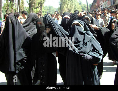 Sep 27, 2006; Srinagar, Kaschmir, Indien; Weibliche Separatis Activits Proteste in Srinagar, verwaltet Sommerhauptstadt der indischen Kaschmir. Kaschmir ist ausgebrochen, an den Protesten am Mittwoch, nachdem ein indisches Gericht zum Tode verurteilt, Afzal Guroo, ein Geschäftsmann, der Kashmiri ausgesprochen für den Angriff auf das indische Parlament im Dezember 2001 beteiligt. Obligatorische Credit: Foto von Altaf Zargar/ZU Stockfoto