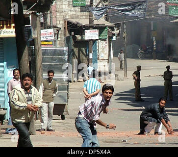 Sep 27, 2006; Srinagar, Kaschmir, Indien; Indische Polizei sind mit Steinen von Demonstranten in Srinagar beworfen, Sommer in der Hauptstadt des indischen Kaschmir verabreicht. Kaschmir ist ausgebrochen, an den Protesten am Mittwoch, nachdem ein indisches Gericht zum Tode verurteilt, Afzal Guroo, ein Geschäftsmann, der Kashmiri ausgesprochen für den Angriff auf das indische Parlament im Dezember 2001 beteiligt. Obligatorische Credit: Foto Stockfoto