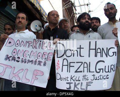 Sep 27, 2006; Srinagar, Kaschmir, Indien; Menschen aus Protest gegen die indischen Gerichtsurteil in Srinagar März Sommer in der Hauptstadt des indischen Kaschmir verabreicht. Kaschmir ist ausgebrochen, an den Protesten am Mittwoch, nachdem ein indisches Gericht zum Tode verurteilt, Afzal Guroo, ein Geschäftsmann, der Kashmiri ausgesprochen für den Angriff auf das indische Parlament im Dezember 2001 beteiligt. Obligatorische Credit: Ph Stockfoto