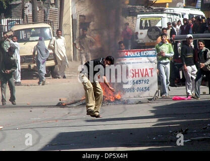 Sep 27, 2006; Srinagar, Kaschmir, Indien; Indische Polizei sind mit Steinen von Demonstranten in Srinagar beworfen, Sommer in der Hauptstadt des indischen Kaschmir verabreicht. Kaschmir ist ausgebrochen, an den Protesten am Mittwoch, nachdem ein indisches Gericht zum Tode verurteilt, Afzal Guroo, ein Geschäftsmann, der Kashmiri ausgesprochen für den Angriff auf das indische Parlament im Dezember 2001 beteiligt. Obligatorische Credit: Foto Stockfoto