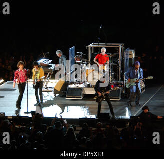 Sep 27, 2006; East Rutherford, NJ, USA; Legendäre Rockband führen die ROLLING STONES live als ihre größeren Bang 2006 Tour Station im Giants Stadium in East Rutherford gelegen macht. Obligatorische Credit: Foto von Jason Moore/ZUMA Press. (©) Copyright 2006 von Jason Moore Stockfoto