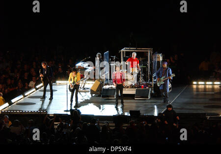 Sep 27, 2006; East Rutherford, NJ, USA; Legendäre Rockband führen die ROLLING STONES live als ihre größeren Bang 2006 Tour Station im Giants Stadium in East Rutherford gelegen macht. Obligatorische Credit: Foto von Jason Moore/ZUMA Press. (©) Copyright 2006 von Jason Moore Stockfoto