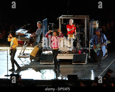 Sep 27, 2006; East Rutherford, NJ, USA; Legendäre Rockband führen die ROLLING STONES live als ihre größeren Bang 2006 Tour Station im Giants Stadium in East Rutherford gelegen macht. Obligatorische Credit: Foto von Jason Moore/ZUMA Press. (©) Copyright 2006 von Jason Moore Stockfoto