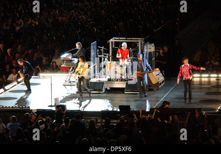 Sep 27, 2006; East Rutherford, NJ, USA; Legendäre Rockband führen die ROLLING STONES live als ihre größeren Bang 2006 Tour Station im Giants Stadium in East Rutherford gelegen macht. Obligatorische Credit: Foto von Jason Moore/ZUMA Press. (©) Copyright 2006 von Jason Moore Stockfoto