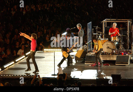 Sep 27, 2006; East Rutherford, NJ, USA; Legendäre Rockband führen die ROLLING STONES live als ihre größeren Bang 2006 Tour Station im Giants Stadium in East Rutherford gelegen macht. Obligatorische Credit: Foto von Jason Moore/ZUMA Press. (©) Copyright 2006 von Jason Moore Stockfoto