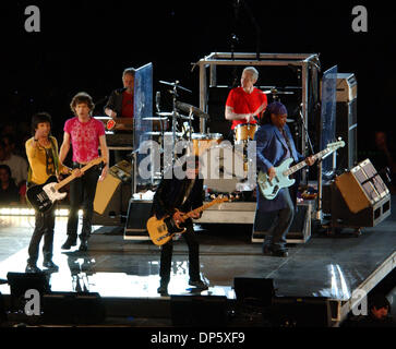 Sep 27, 2006; East Rutherford, NJ, USA; Legendäre Rockband führen die ROLLING STONES live als ihre größeren Bang 2006 Tour Station im Giants Stadium in East Rutherford gelegen macht. Obligatorische Credit: Foto von Jason Moore/ZUMA Press. (©) Copyright 2006 von Jason Moore Stockfoto