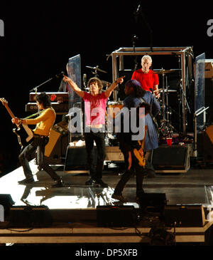 Sep 27, 2006; East Rutherford, NJ, USA; Legendäre Rockband führen die ROLLING STONES live als ihre größeren Bang 2006 Tour Station im Giants Stadium in East Rutherford gelegen macht. Obligatorische Credit: Foto von Jason Moore/ZUMA Press. (©) Copyright 2006 von Jason Moore Stockfoto