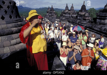 Sep 28, 2006; Magelang, Java, Indonesien; Eine Pilgerreise Budhist betet in der Wolrd Budhist Denkmal der Welt, Borobudur. Obligatorische Credit: Foto von Edy Purnomo/JiwaFoto/ZUMA Press. (©) Copyright 2006 von JiwaFoto Stockfoto