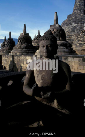 Sep 28, 2006; Magelang, Java, Indonesien; Eine Buddha Bild sitzt am größten Budhist Denkmal der Welt, Borobudur. Obligatorische Credit: Foto von Edy Purnomo/JiwaFoto/ZUMA Press. (©) Copyright 2006 von JiwaFoto Stockfoto