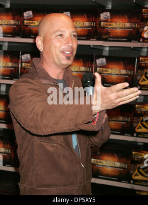 Sep 28, 2006; New York, NY, USA; Promi-Wirt HOWIE MANDEL fördert die neue "Deal or No Deal" Spiel Boutique bei Toys 'R' Us Times Square statt. Obligatorische Credit: Foto von Nancy Kaszerman/ZUMA Press. (©) Copyright 2006 von Nancy Kaszerman Stockfoto