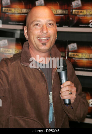 Sep 28, 2006; New York, NY, USA; Promi-Wirt HOWIE MANDEL fördert die neue "Deal or No Deal" Spiel Boutique bei Toys 'R' Us Times Square statt. Obligatorische Credit: Foto von Nancy Kaszerman/ZUMA Press. (©) Copyright 2006 von Nancy Kaszerman Stockfoto