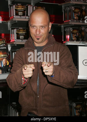 Sep 28, 2006; New York, NY, USA; Promi-Wirt HOWIE MANDEL fördert die neue "Deal or No Deal" Spiel Boutique bei Toys 'R' Us Times Square statt. Obligatorische Credit: Foto von Nancy Kaszerman/ZUMA Press. (©) Copyright 2006 von Nancy Kaszerman Stockfoto